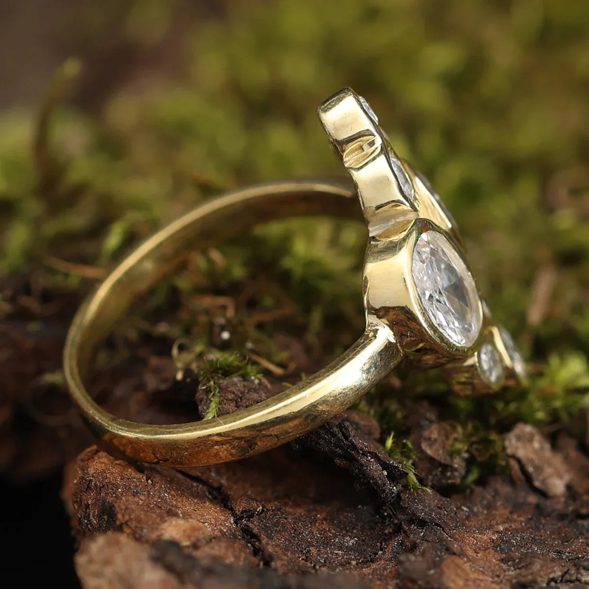Design Schmuck Ring Messing Klarer Zirkonia Zeitlos und Elegant