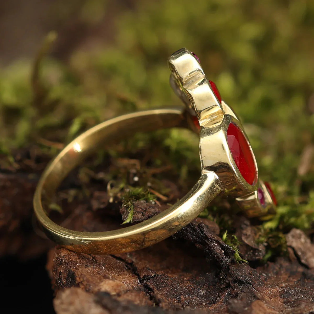 Design Schmuck Ring Messing Roter Zirkonia Zeitlos und Elegant