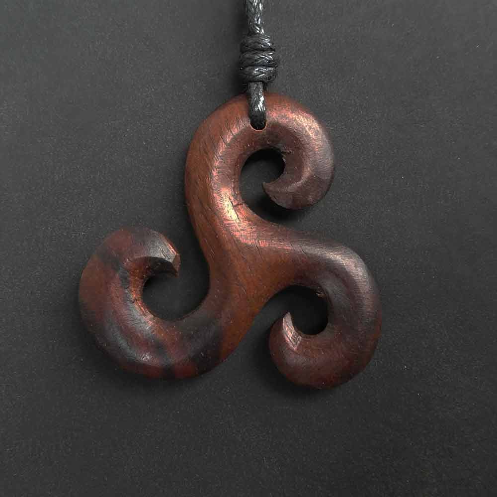 Triskel Holzschmuck Anhänger Handarbeit Fair Trade Keltischer Schmuck