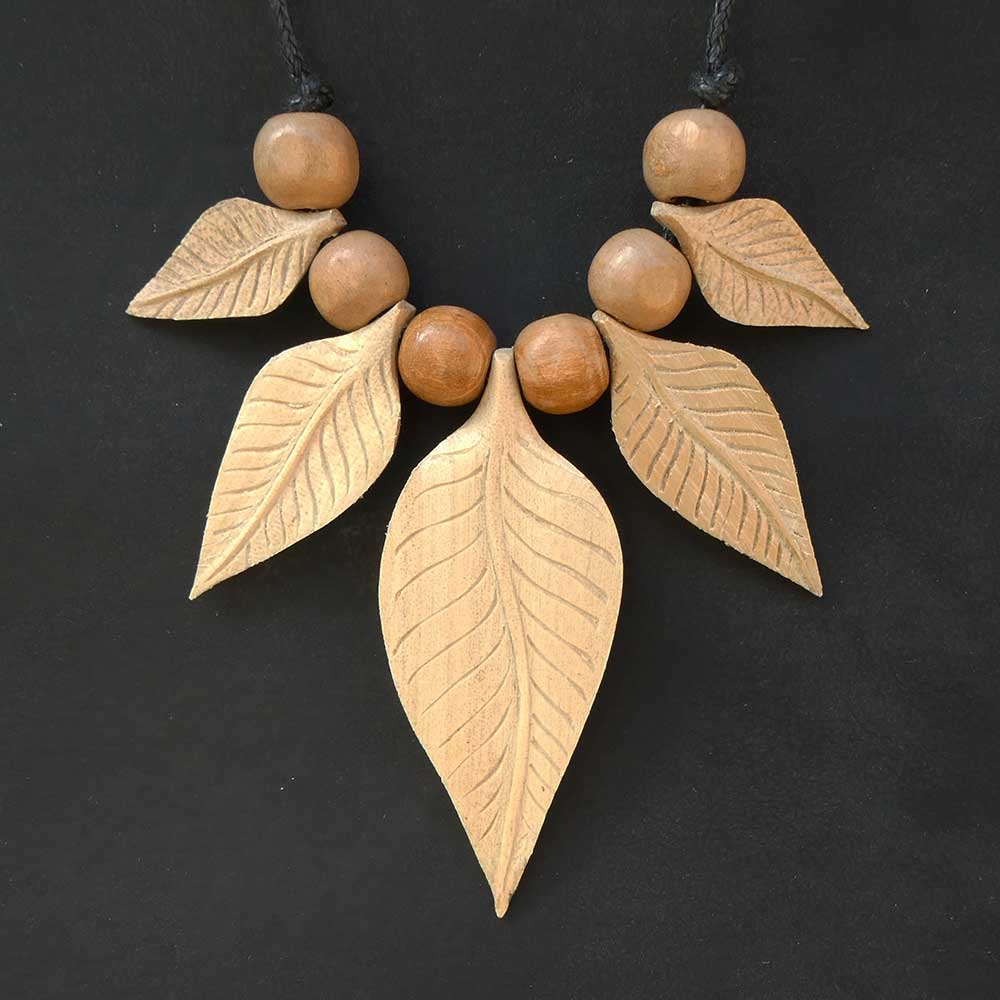 Weißes Holz Holzkette Schmuck Handarbeit Fairtrade Holzschmuck