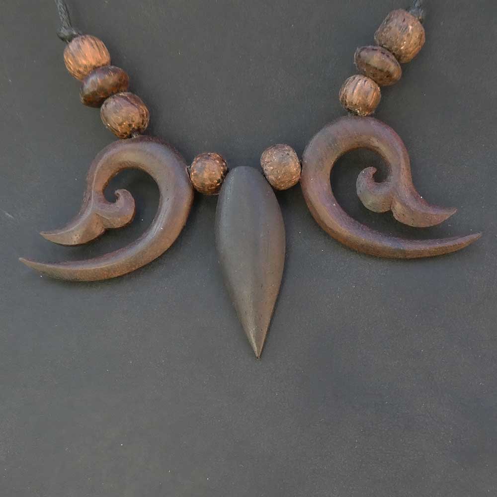 Muin geschnitzter Holzschmuck Kette Handarbeit Fairtrade