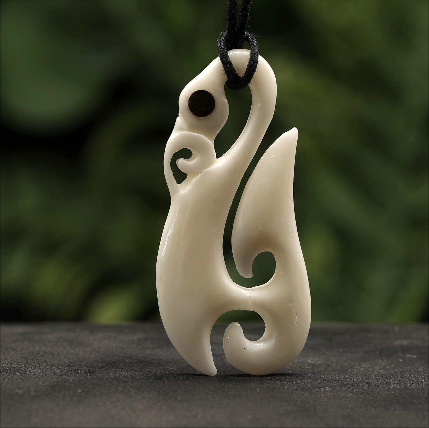 Maori Halskette Kettenanhänger Knochen mit Perlmutt Kunst Handwerk