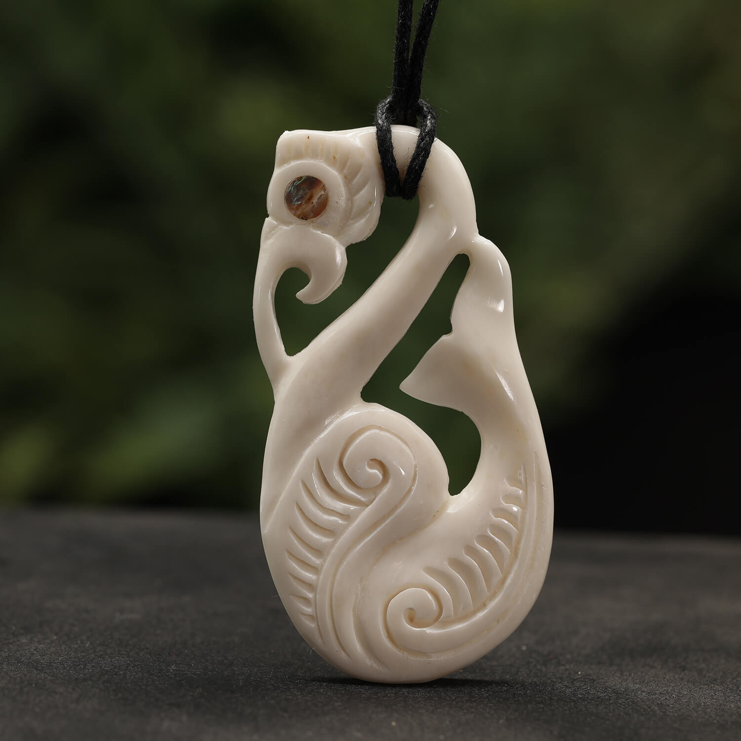 Maori Kette Anhänger Knochen mit Perlmutt Kunst Handwerk