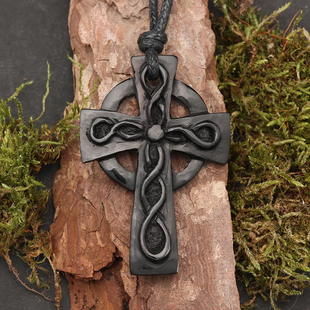 Keltenkreuz Horn Schmuck Kette schwarzes Büffelhorn Handarbeit fair gehandelt