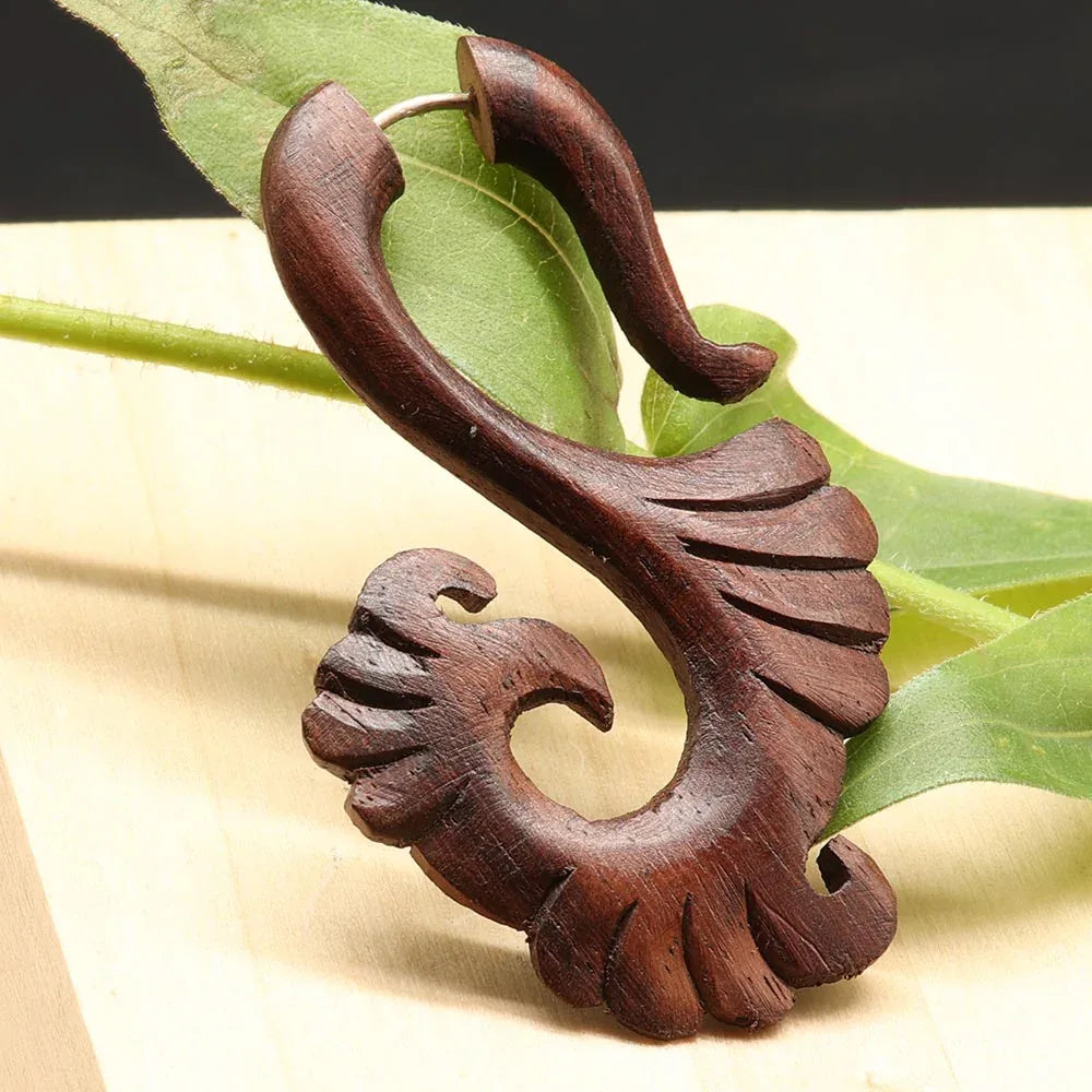 Fake Piercing aus Holz Ohrring Handarbeit fair gehandelter Holzschmuck