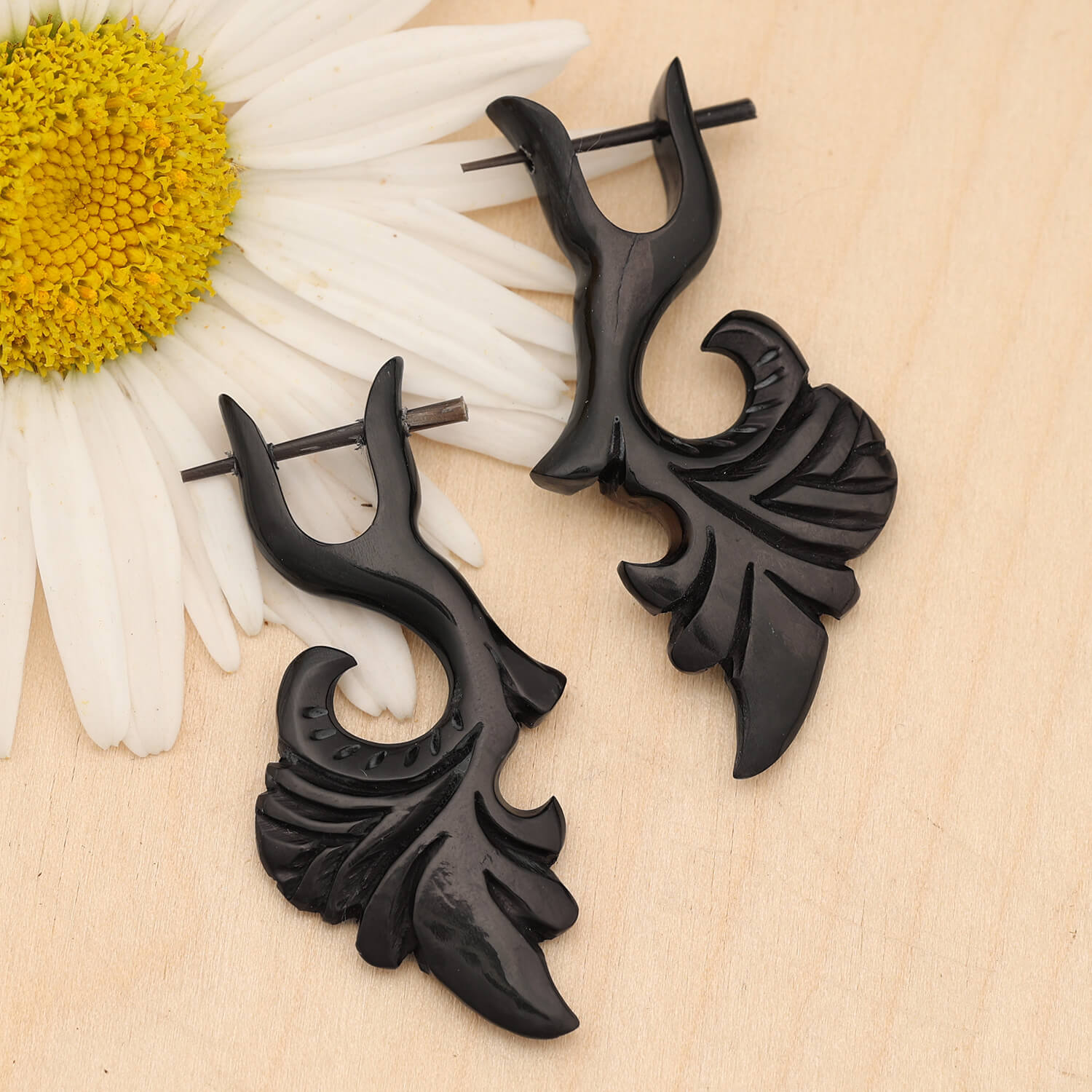 Fantasie Horn Ohrschmuck von Hand gefertigt (Paar)