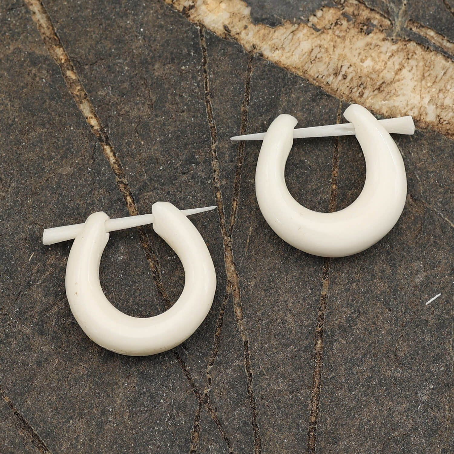 Creole Ø 1,5 cm Ohrschmuck aus Knochen geschnitzt (Paar)