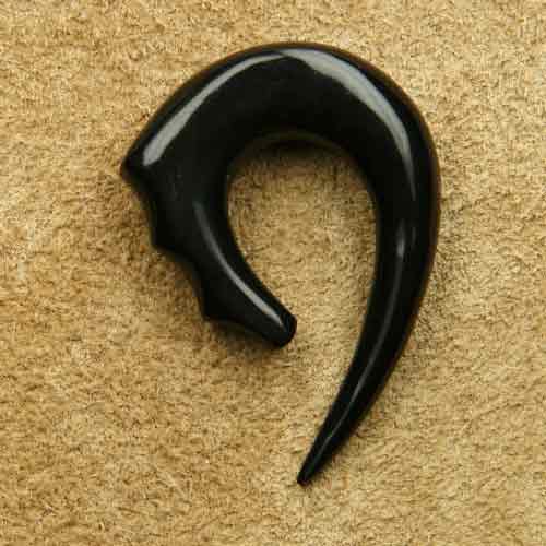 Horn Piercing Alien Ohrpiercing Dehnung