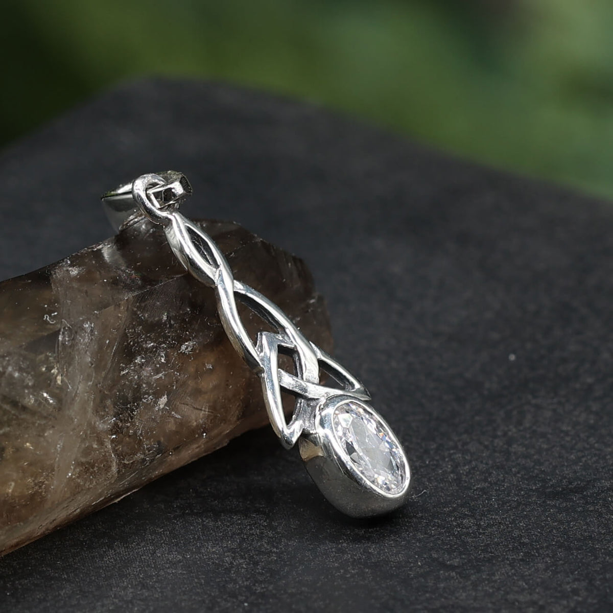 Feiner Anhänger keltischer Knoten mit Zirkonia glasklar Kristall gefasst 925 Silber