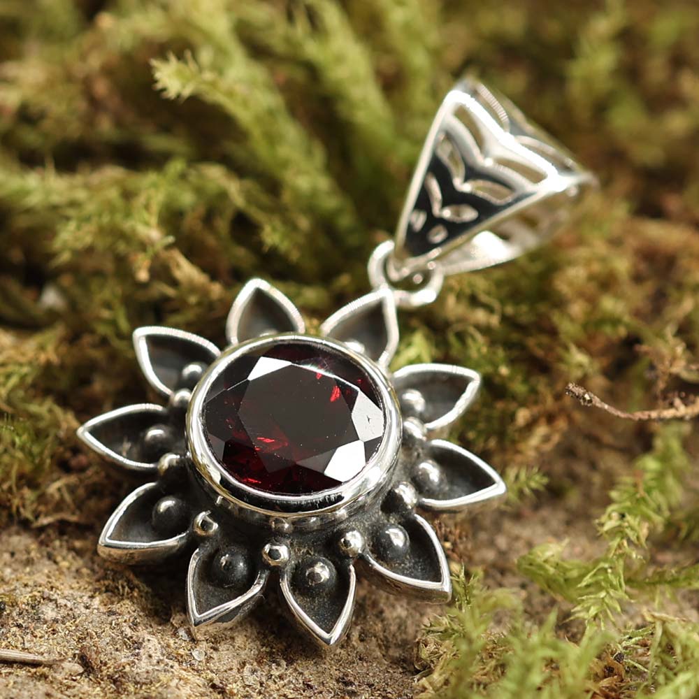 Sonnen Anhänger mit tiefrotem Granat 925 Silber edler Edelstein Schmuck rot
