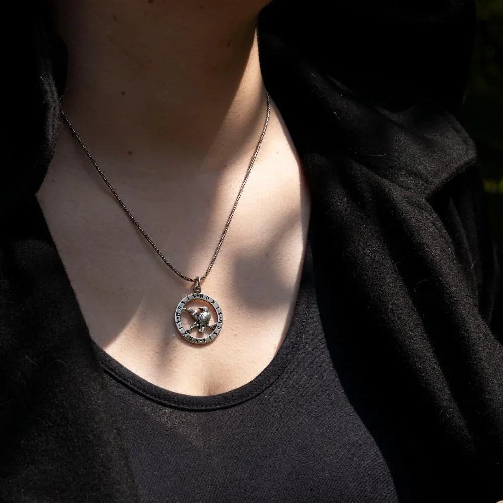 Odins Raben Kettenanhänger im Runenkreis Sterlingsilber Schmuck