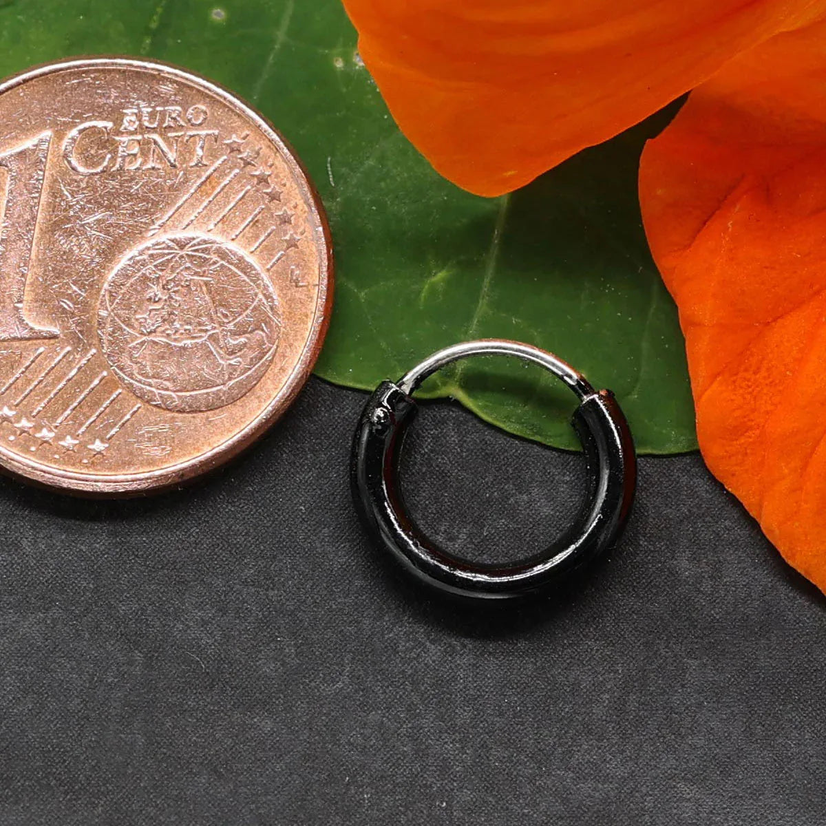 Schwarze Creole klein Ohrring 10 mm Gothic