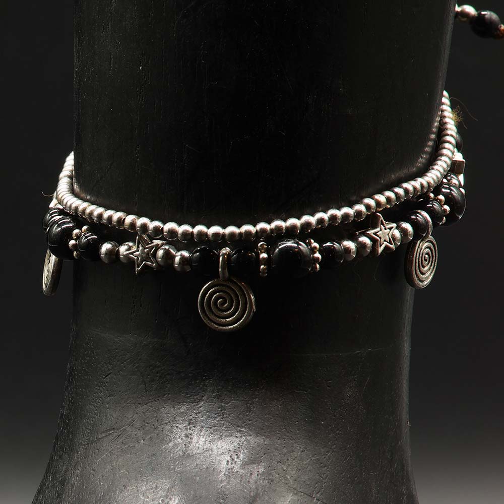 Fußkette schwarzen Glasperlen mit Sternen und Spiralen aus Weißmetall ausgefallen