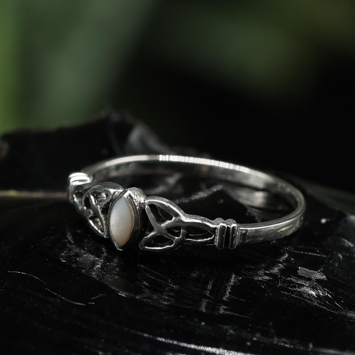 Ring mit weißem Perlmutt in Keltischen Knoten gefasst 925 Silber