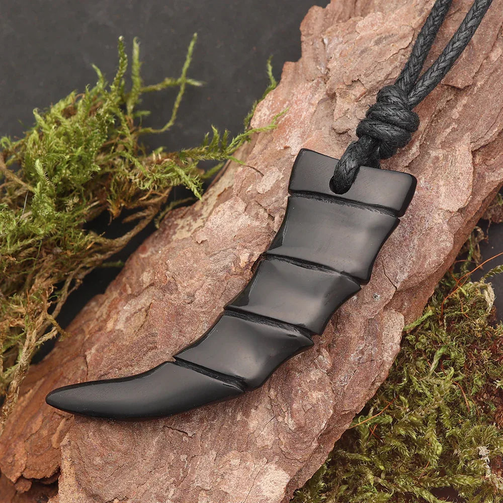 Zahn Horn Schmuck Kette schwarzes Büffelhorn Handarbeit fair gehandelt