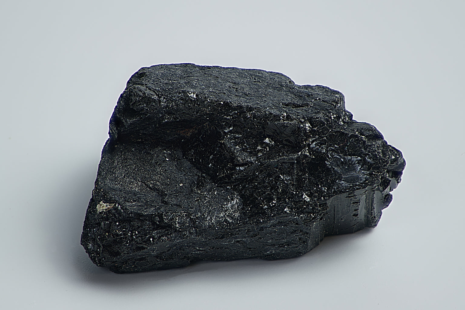 Onyx – Symbolik, Wirkung und Pflege des schwarzen Edelsteins