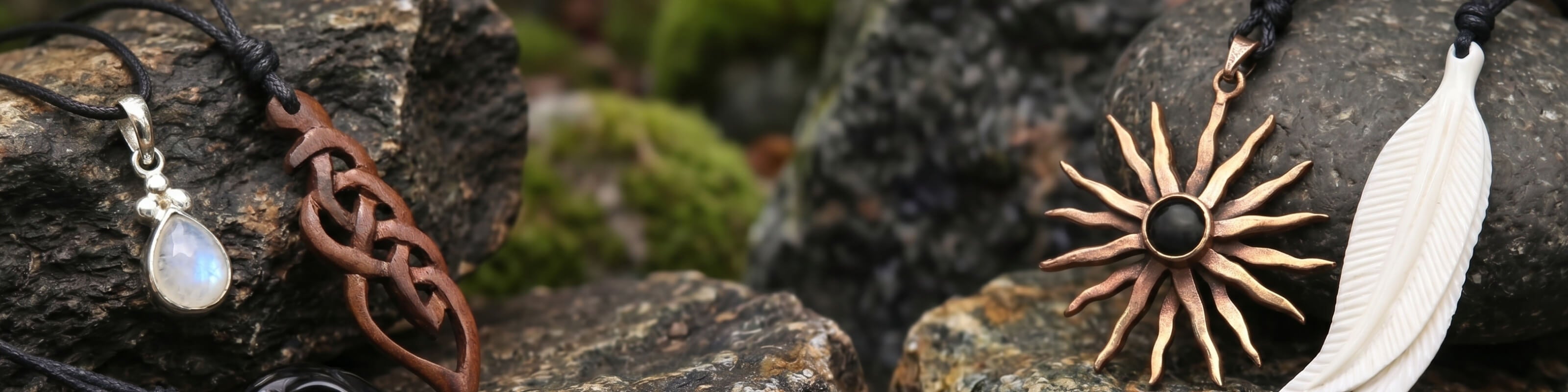 Anhänger in vielfältigen Designs und Materialien – Drachensilber