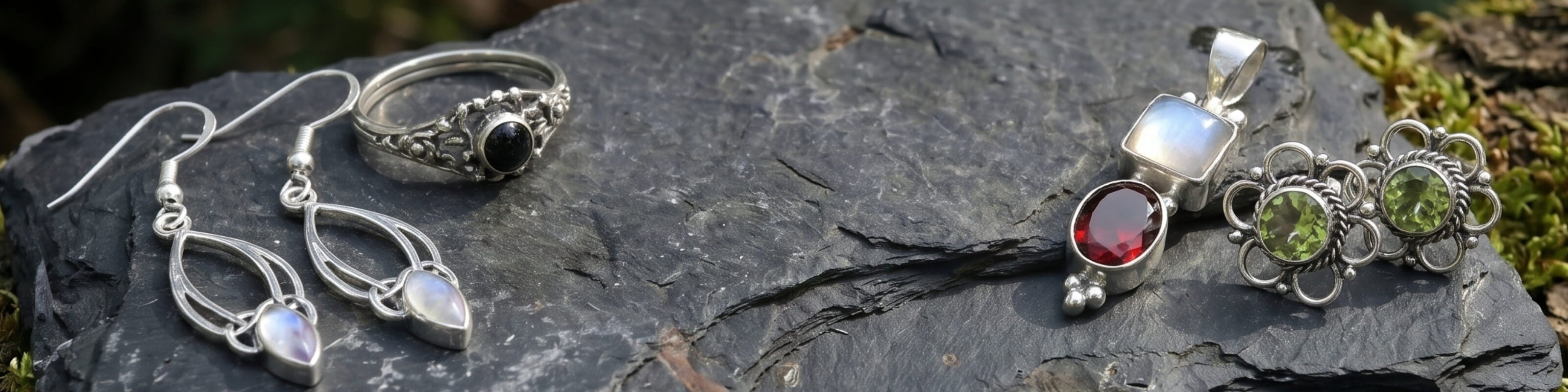 Edelsteine aus dem Schmucksortiment – Drachensilber