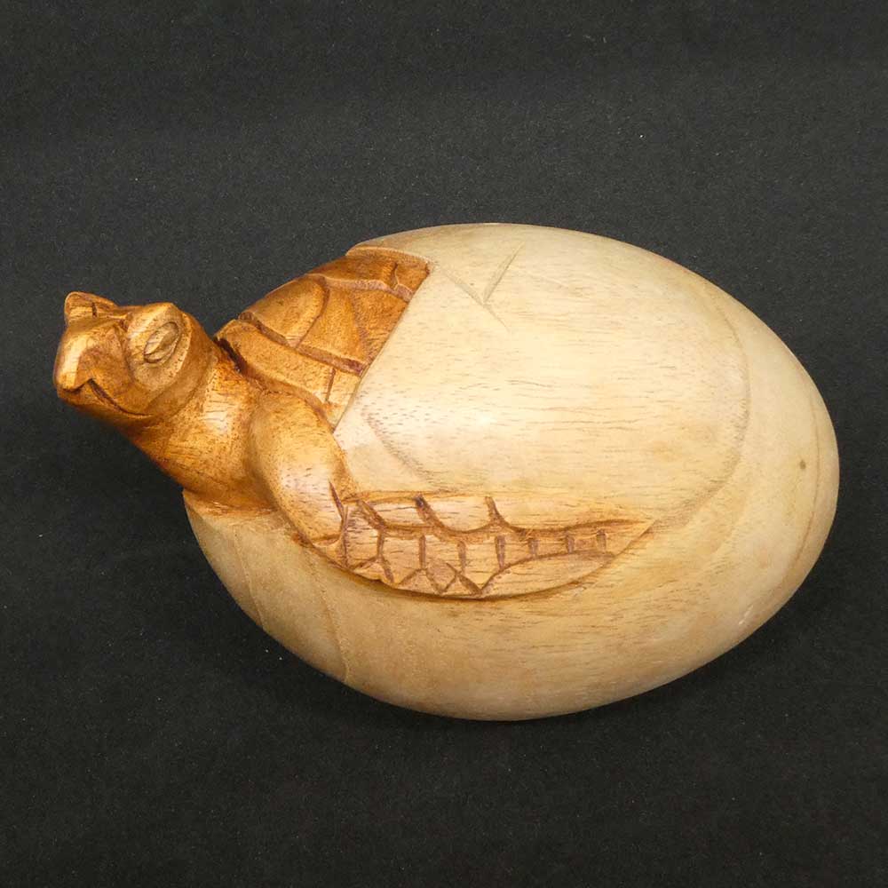 Schildkröte Schnitzerei aus Holz  Ei