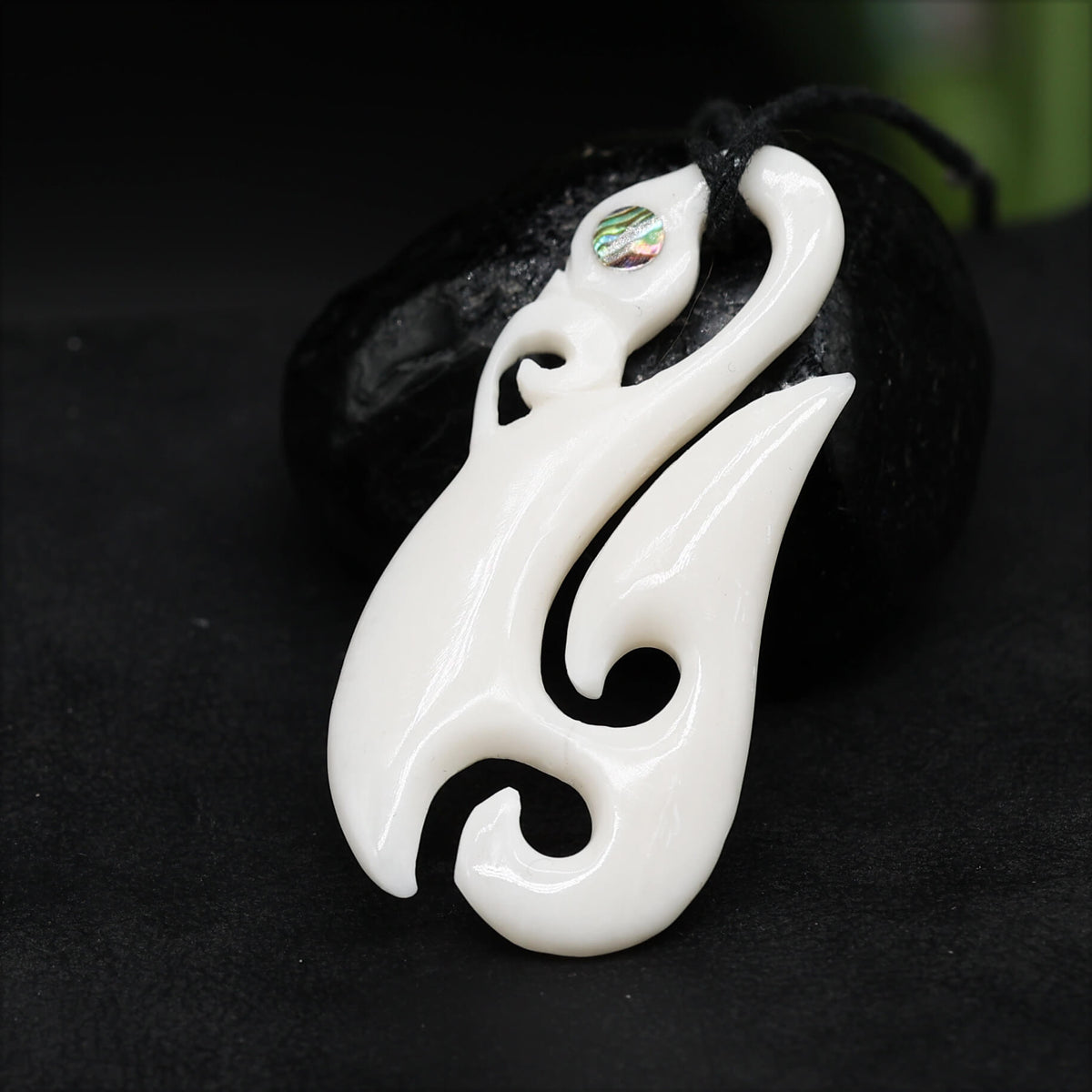 Maori Halskette Kettenanhänger Knochen mit Perlmutt Kunst Handwerk