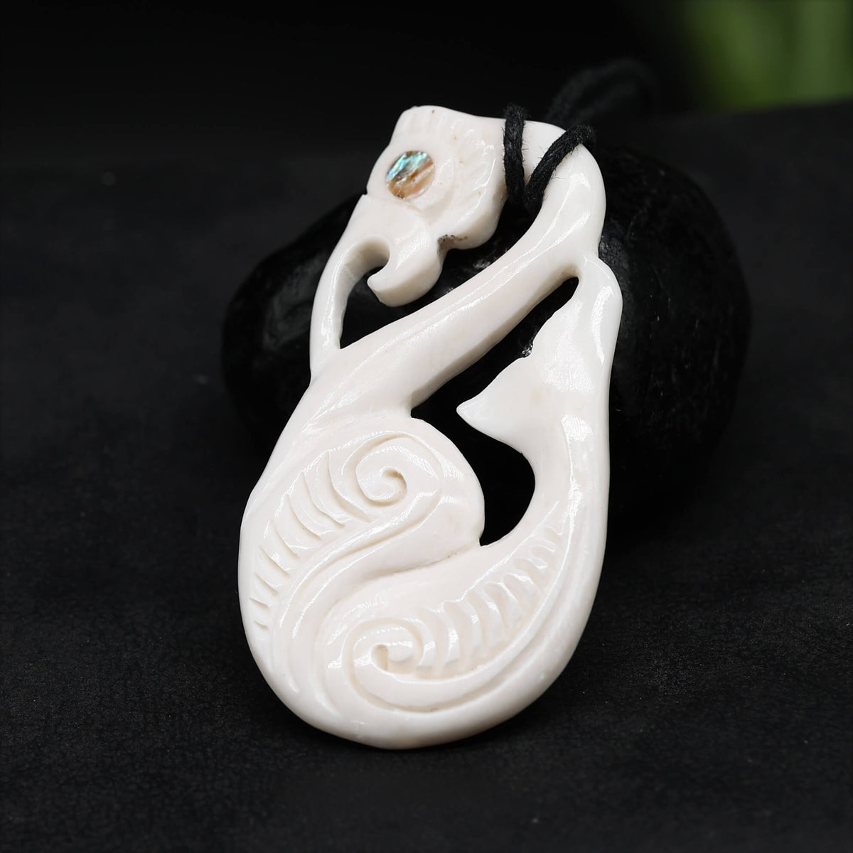 Maori Necklace Pendant Bone with Mother-of-Pearl Art Craft