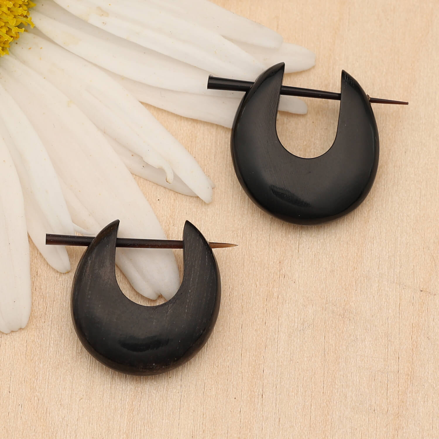 Creole 1,5cm Ohrschmuck aus Horn geschnitzt (Paar)