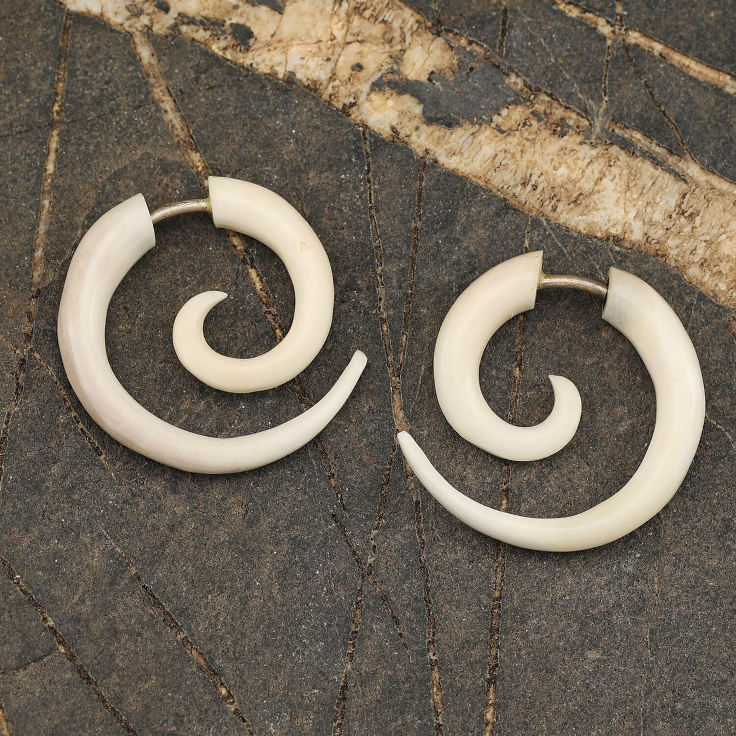 Ohrschmuck Fake Piercing Spirale 2,5 cm Knochen Ohrring (Paar)