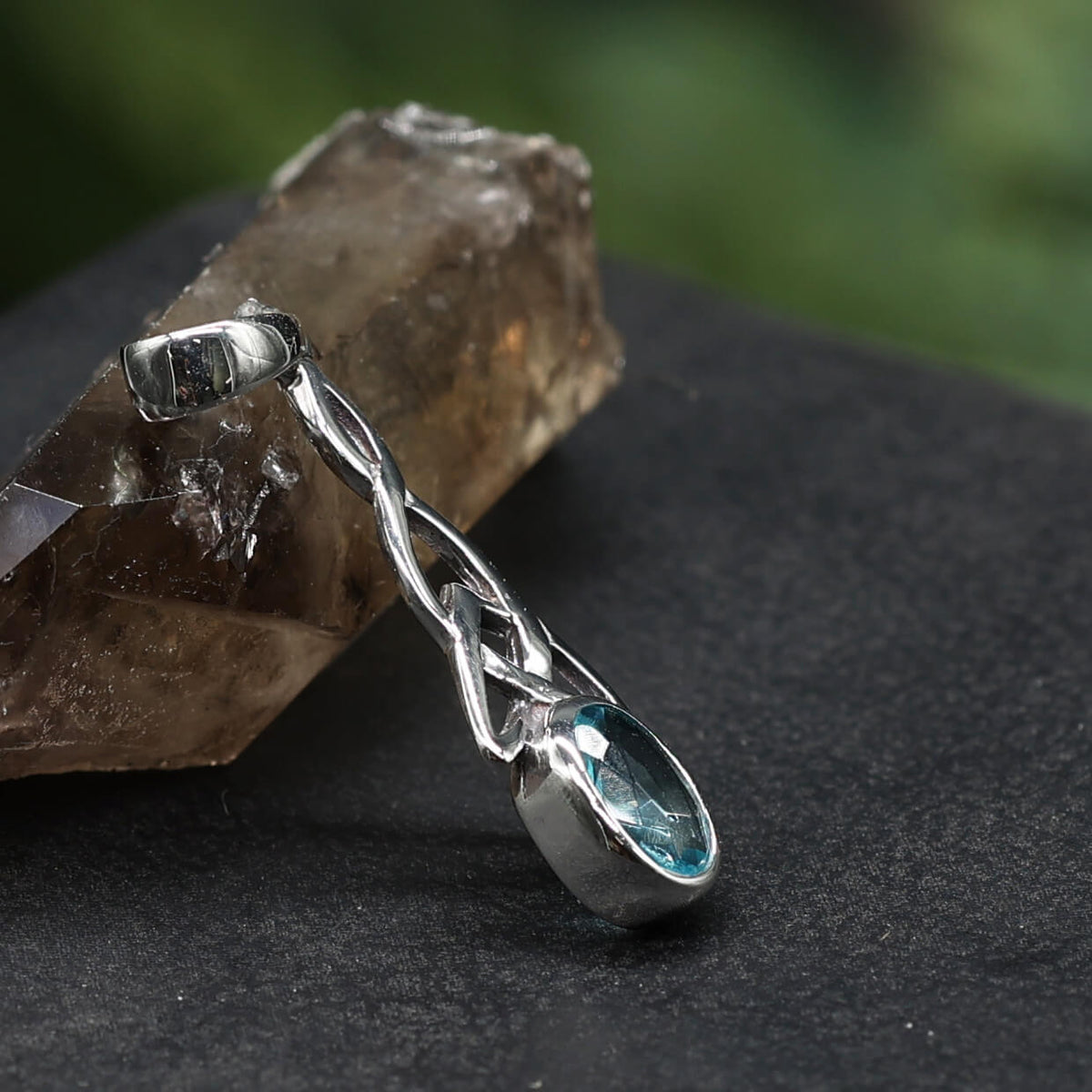 Feiner Anhänger keltischer Knoten mit Blauer Topas Zirkonia gefasst 925 Silber