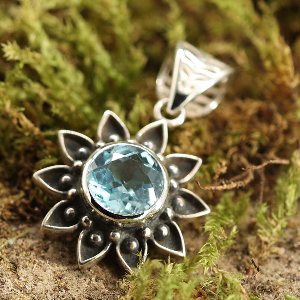 Sonne Anhänger Silber mit Edelstein Blauer Topas