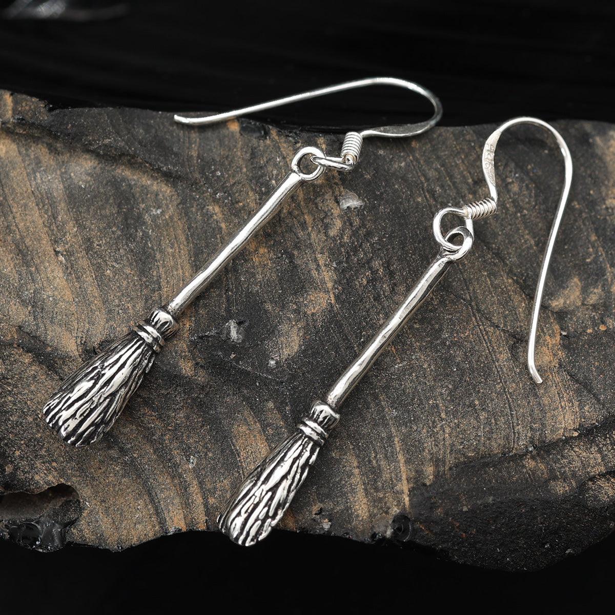 Besen Hexe silberne Ohrringe 925 hängender Ohrschmuck