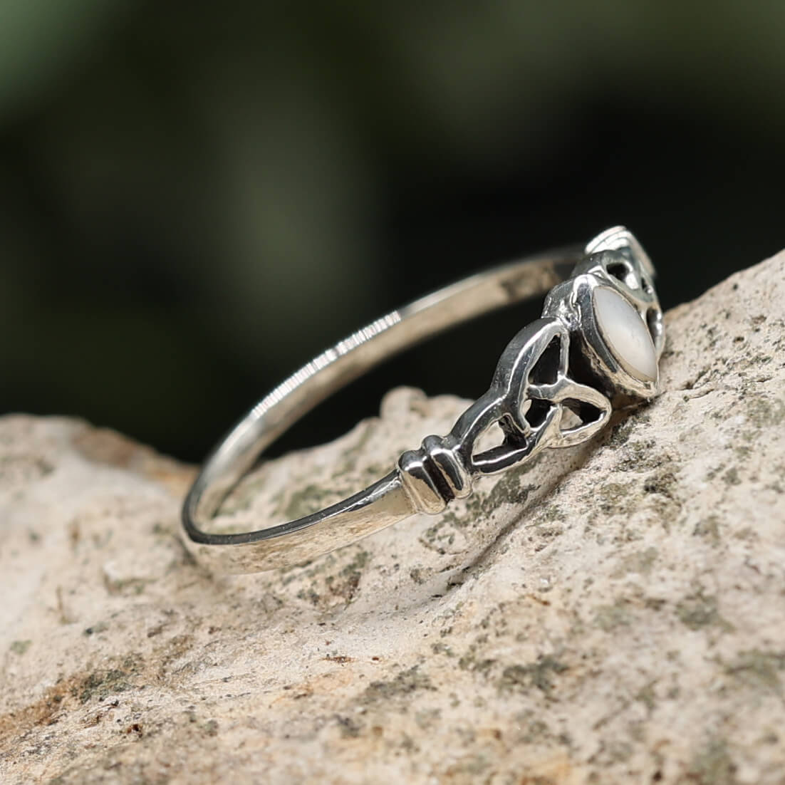 Ring mit weißem Perlmutt in Keltischen Knoten gefasst 925 Silber